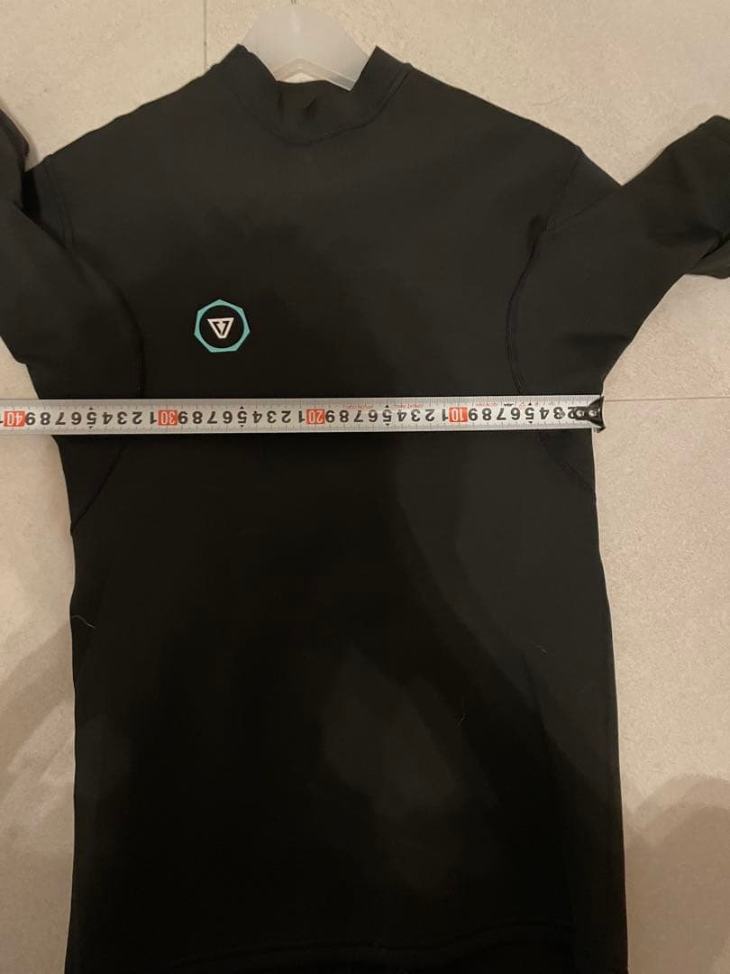 VISSLA ブラック ショートスリーブ タッパー