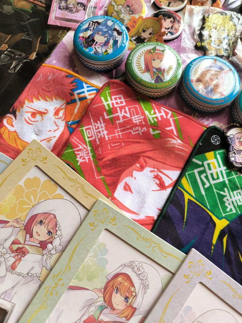 アニメグッズまとめ売り タペストリー 時計 クッション CD DVD 缶バッジ