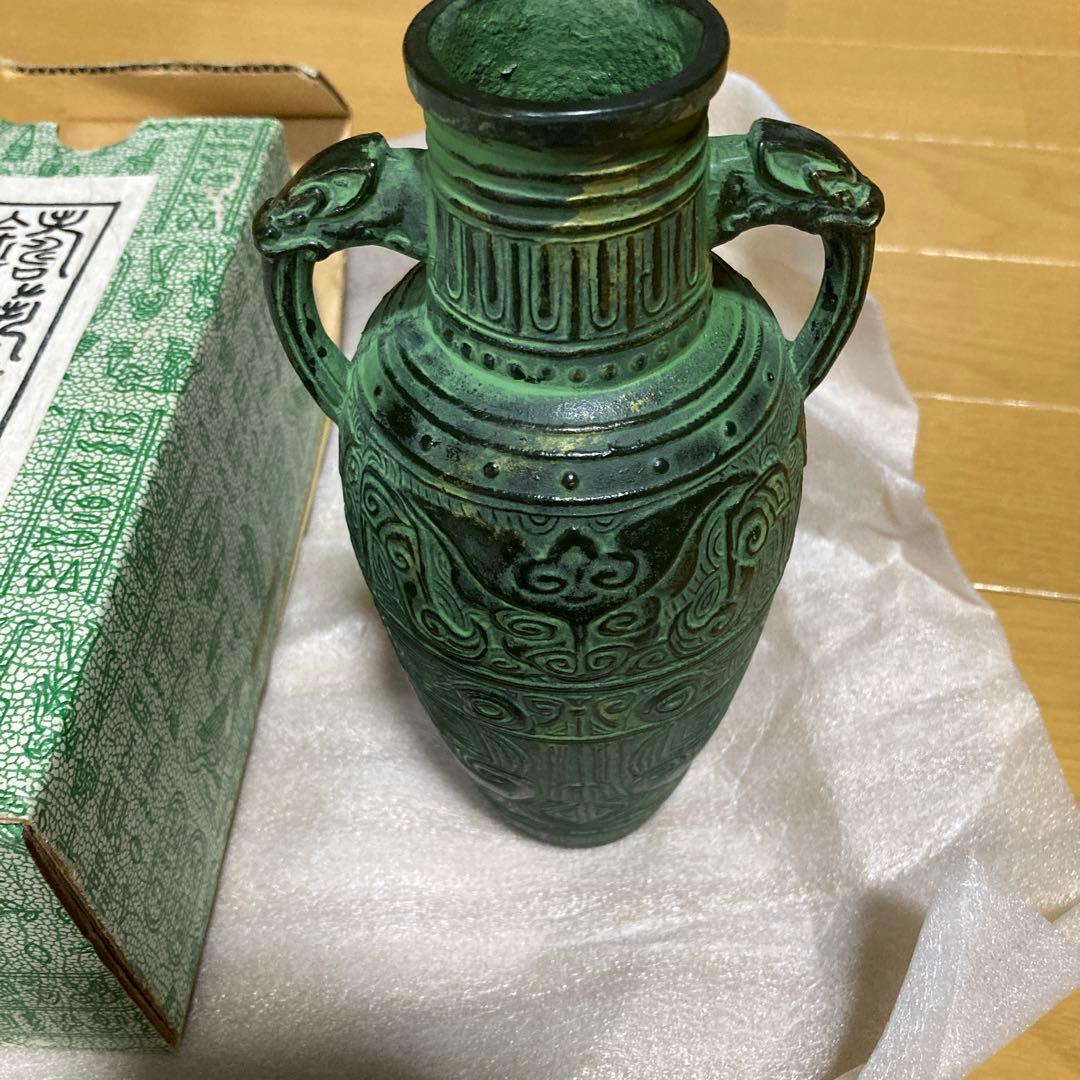 花瓶　金属　模様