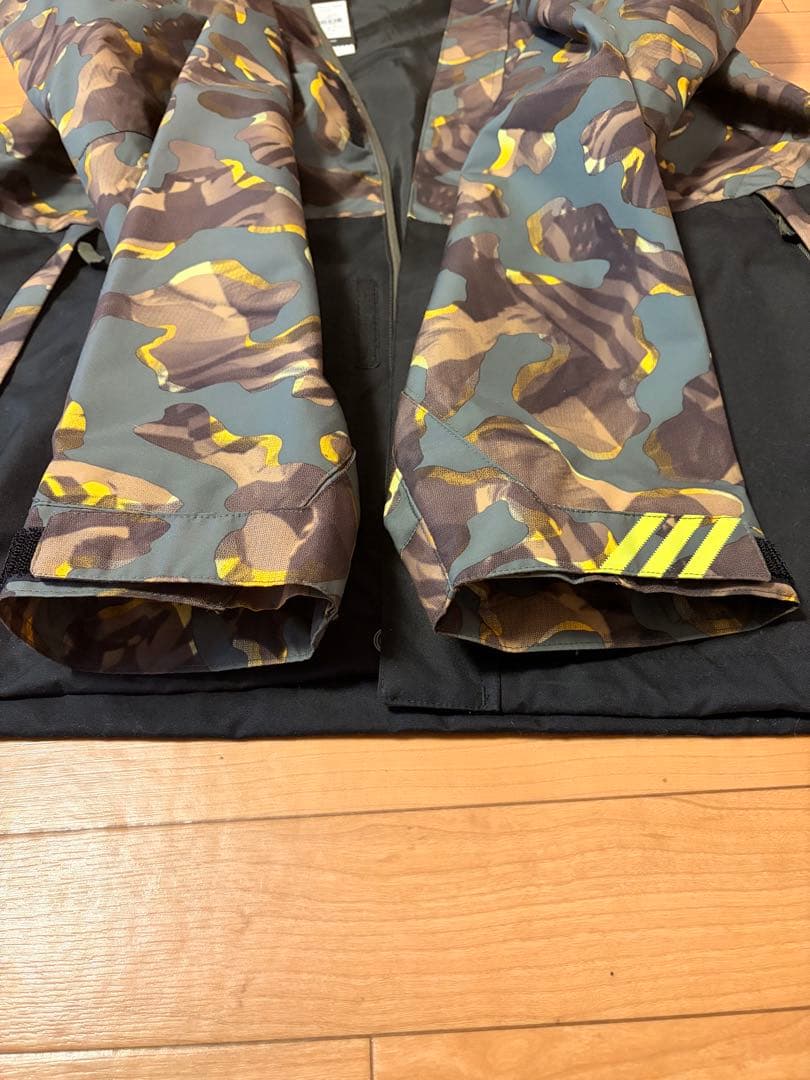 Mサイズ adidas 迷彩柄スノーボードウェア ジャケット