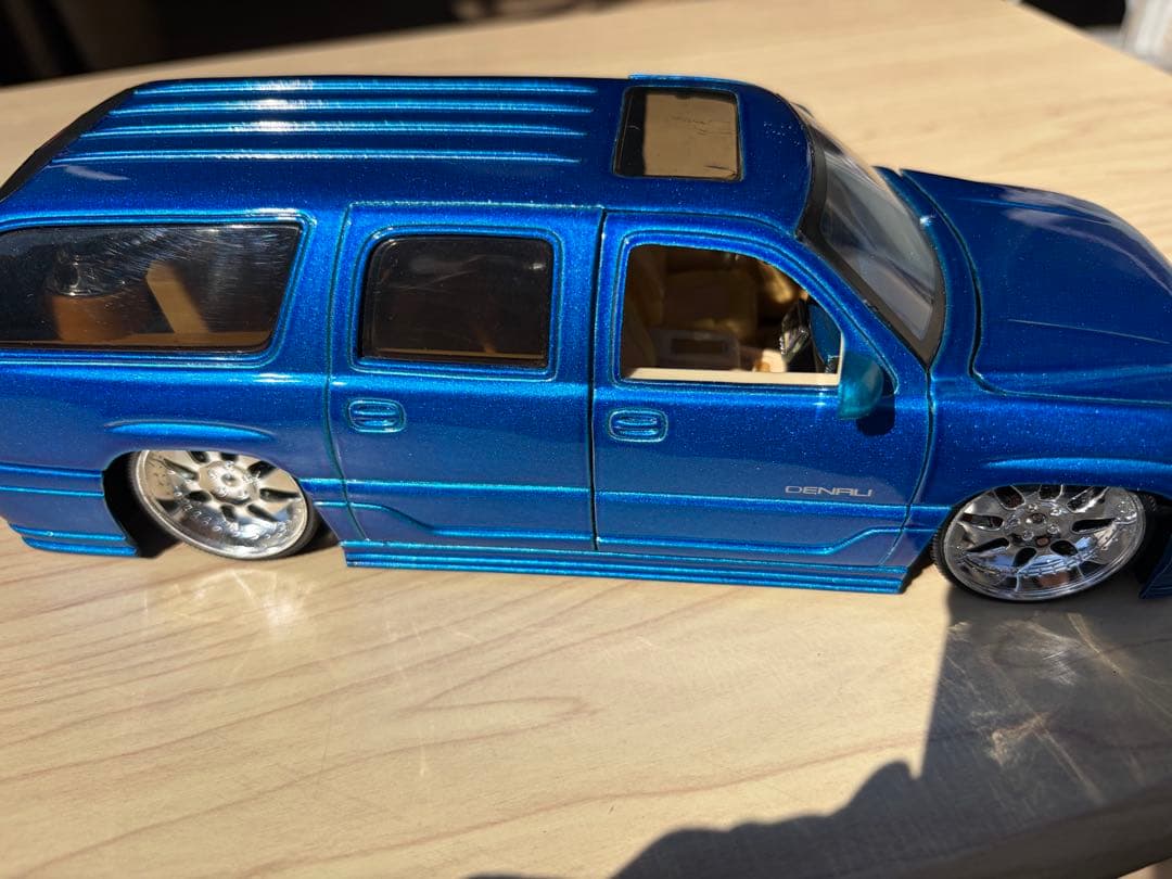 DUB CITY GMC YUKON メタリックブルー