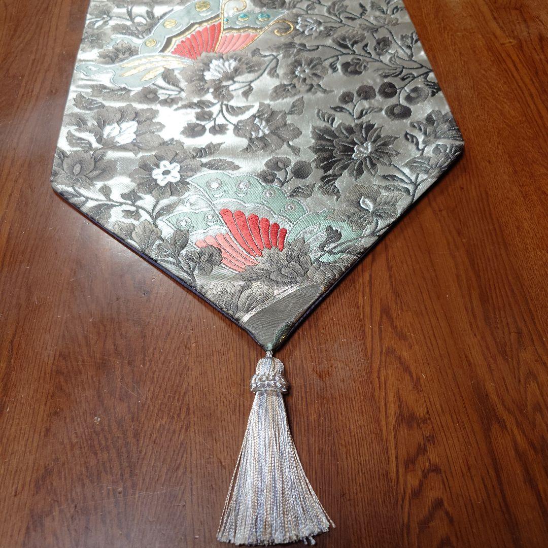 花と蝶の刺繍タッセル付きテーブルセンター200cm シルバー(正絹袋帯リメイク)
