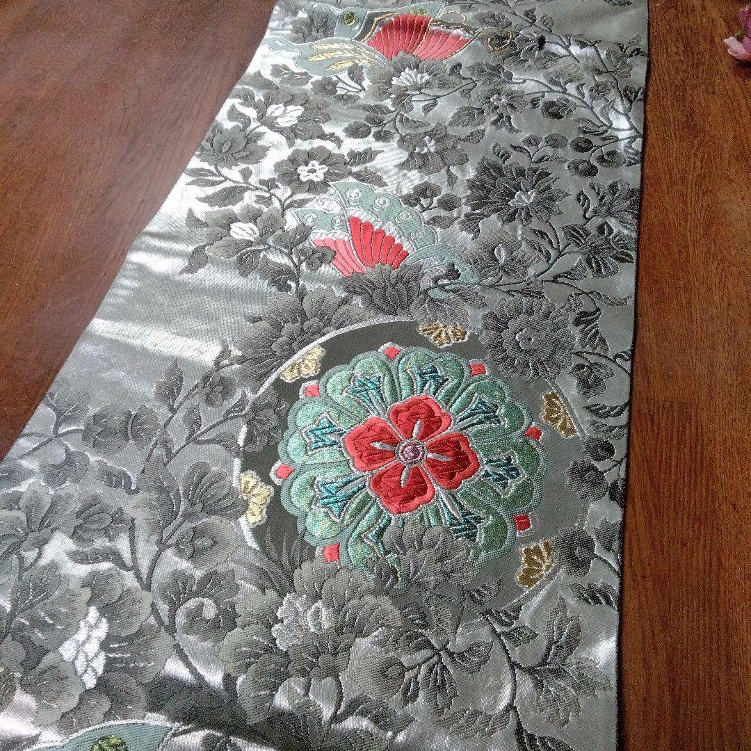 花と蝶の刺繍タッセル付きテーブルセンター200cm シルバー(正絹袋帯リメイク)