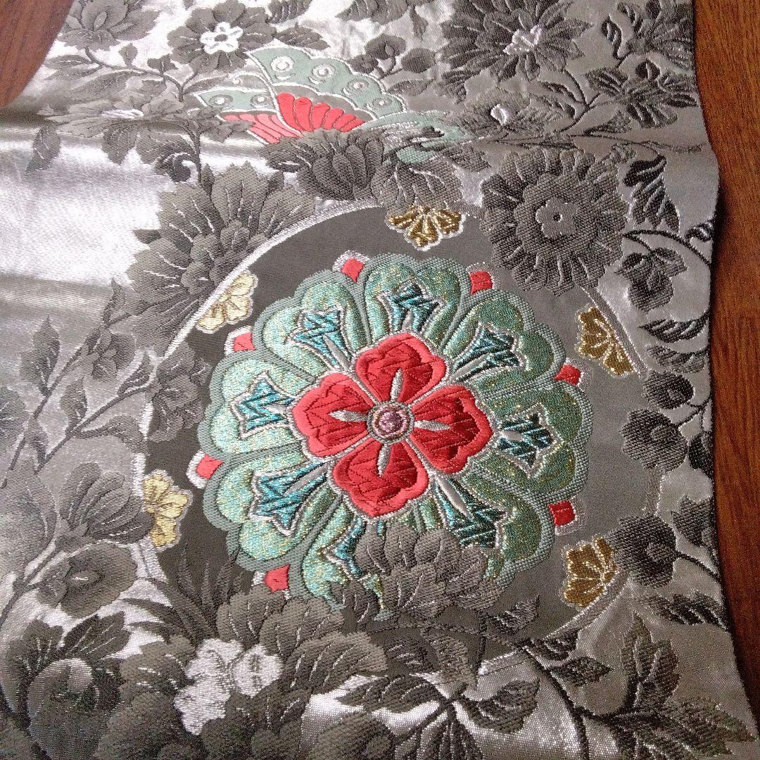 花と蝶の刺繍タッセル付きテーブルセンター200cm シルバー(正絹袋帯リメイク)