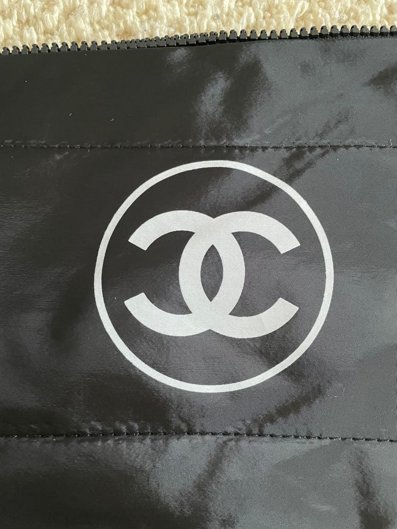 CHANEL ブラック＆ホワイト クラシックロゴ ポーチ