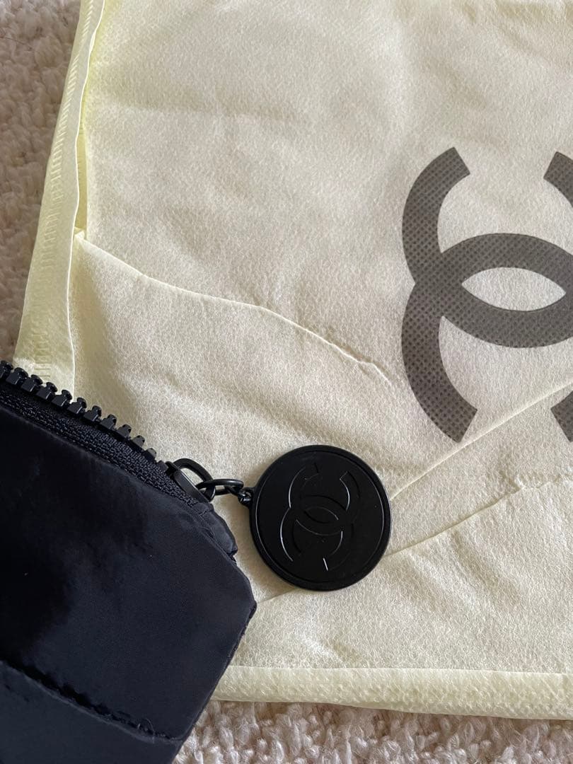 CHANEL ブラック＆ホワイト クラシックロゴ ポーチ