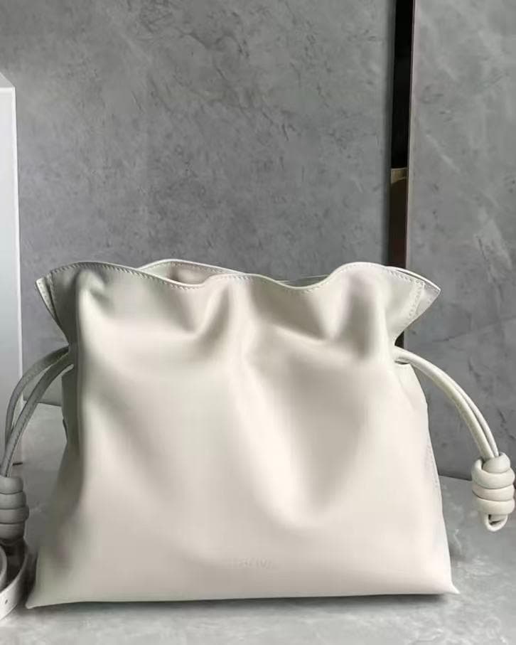 Loewe ホワイト レザー風 ドローストリングバッグ~~~