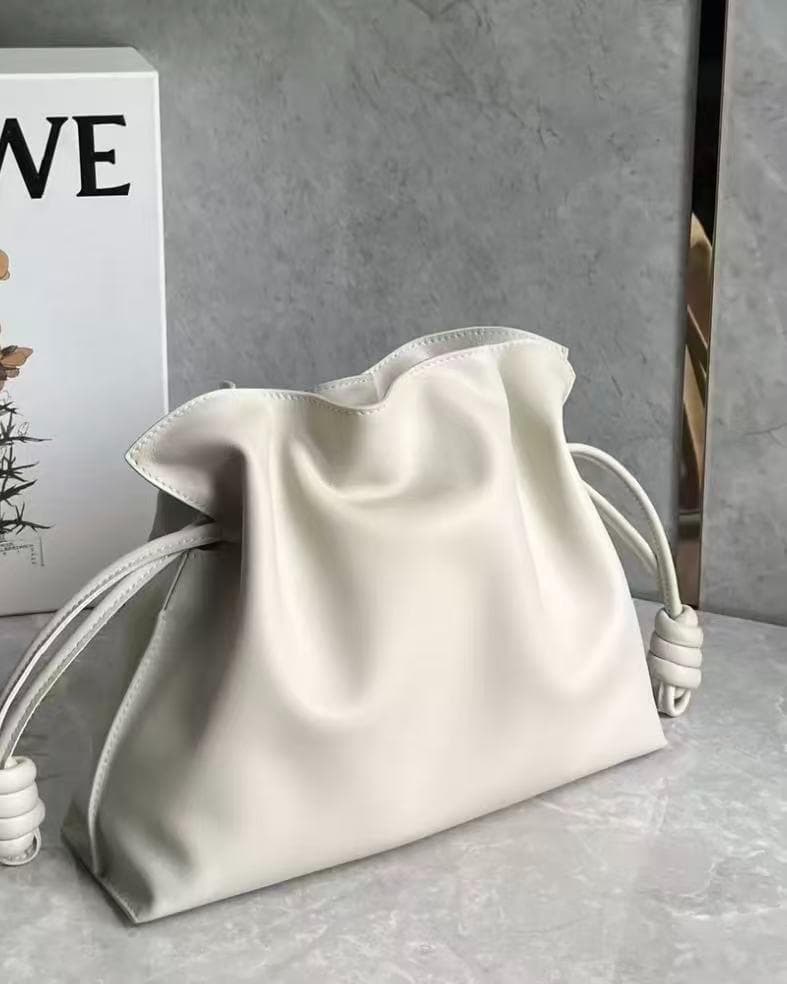 Loewe ホワイト レザー風 ドローストリングバッグ~~~