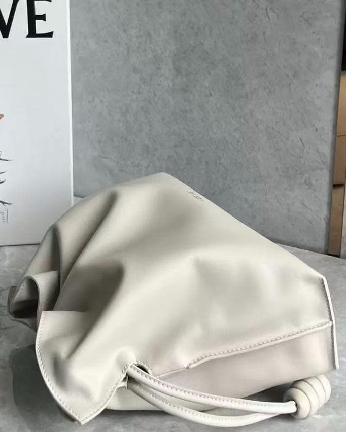 Loewe ホワイト レザー風 ドローストリングバッグ~~~