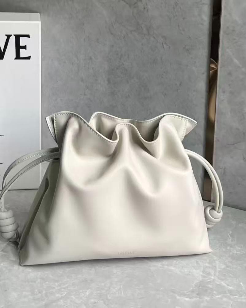 Loewe ホワイト レザー風 ドローストリングバッグ~~~
