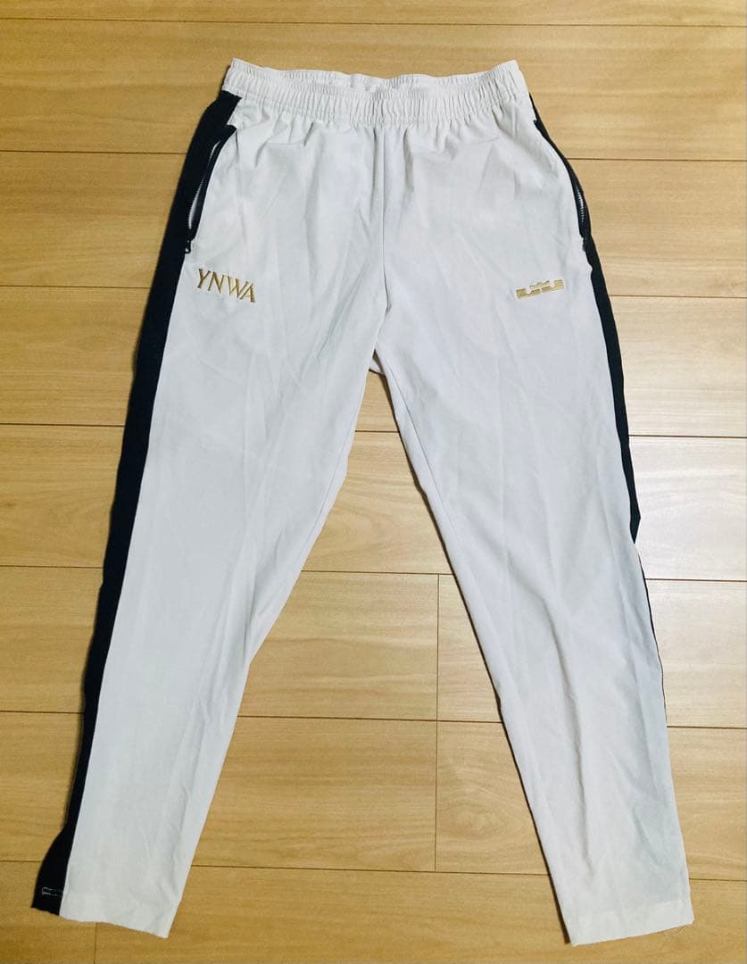 LeBron James × リバプールFC トラックスーツ