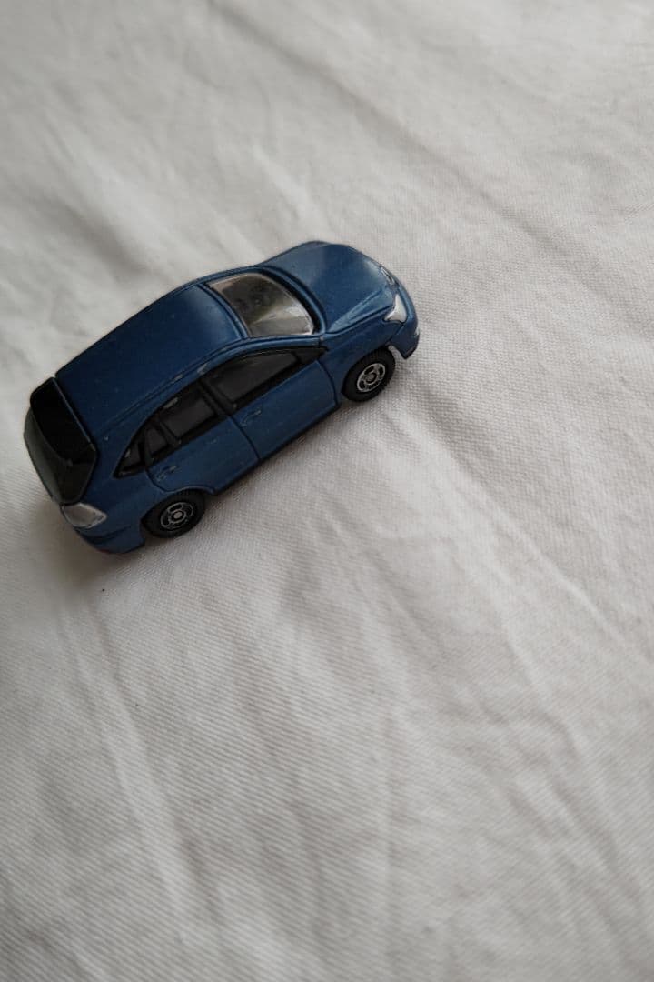 トミカ 青い乗用車ミニカー