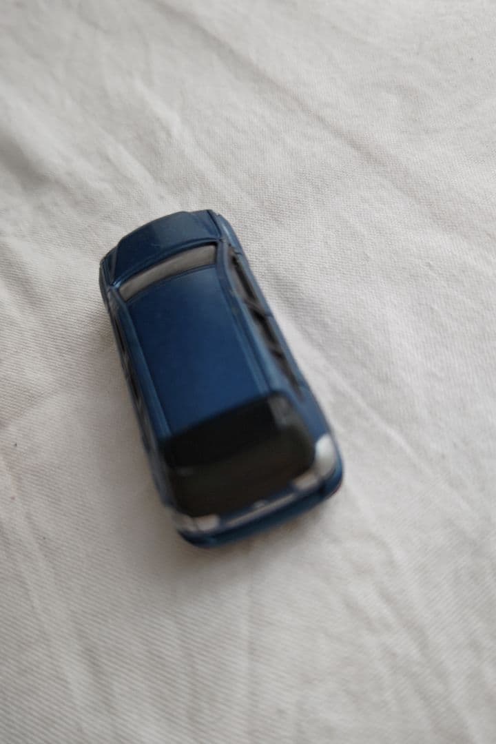 トミカ 青い乗用車ミニカー