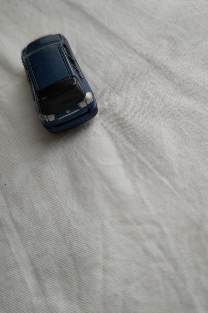 トミカ 青い乗用車ミニカー