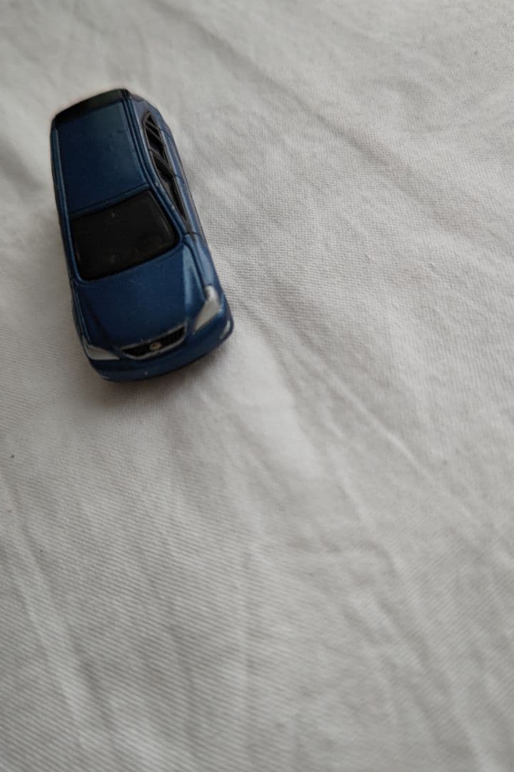 トミカ 青い乗用車ミニカー