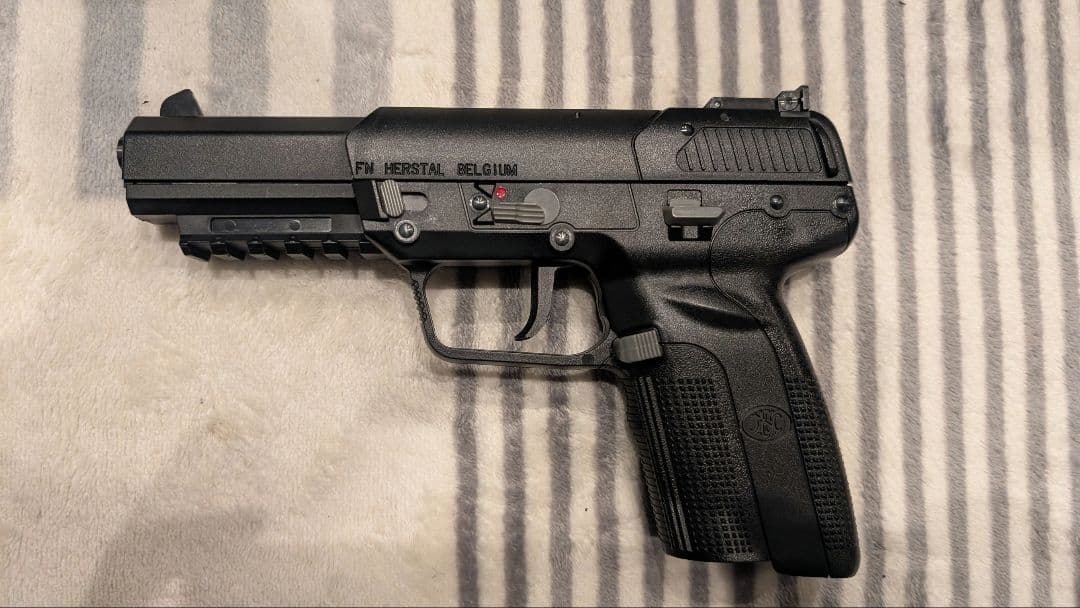 ファイブセブンピストル　CO2　Five-Seven マルシン 予備マガジン付き