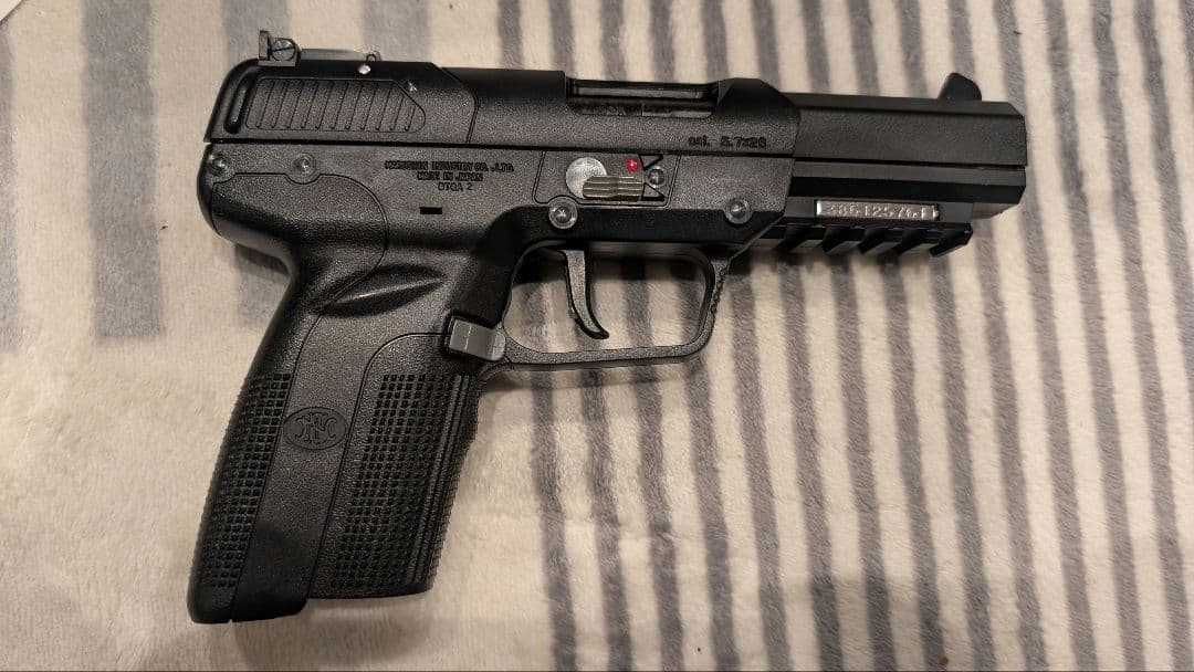 ファイブセブンピストル　CO2　Five-Seven マルシン 予備マガジン付き