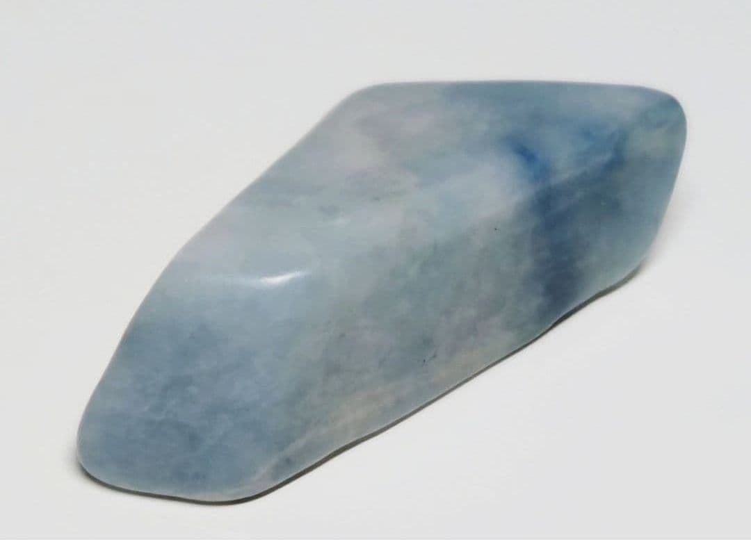 ペンダントなどに！コン沢 9g 翡翠 ヒスイ 原石 鑑賞石 自然石 誕生石