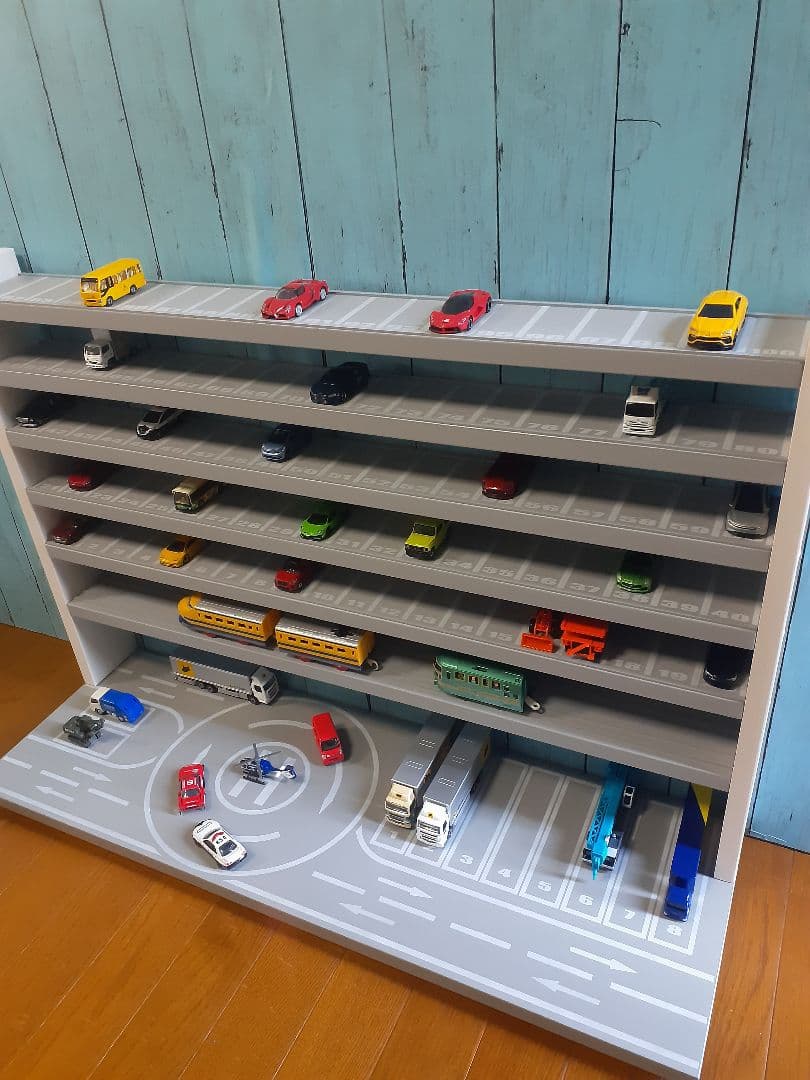 7段110台最新版自作トミカプラレール収納棚ロータリー交差点ヘリポート付