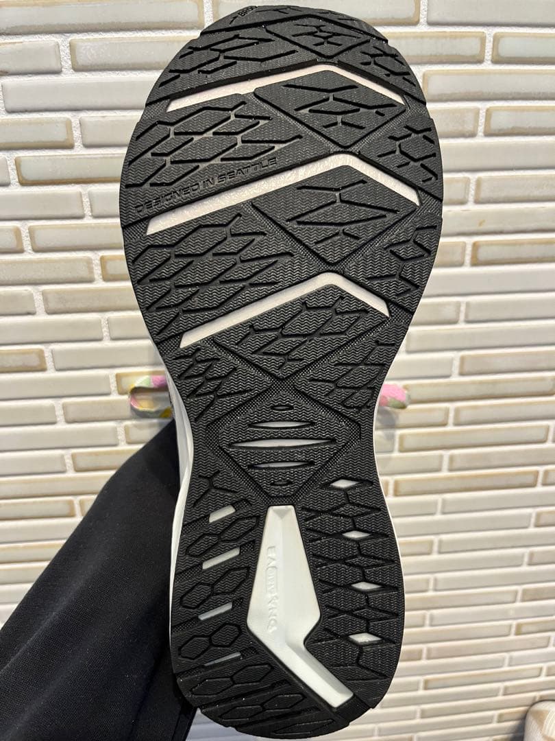 BROOKS レビテイトステルスフィット6 ホワイト／マルチ ２６cm