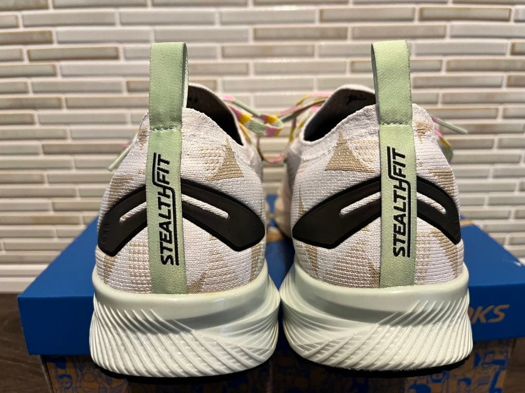 BROOKS レビテイトステルスフィット6 ホワイト／マルチ ２６cm