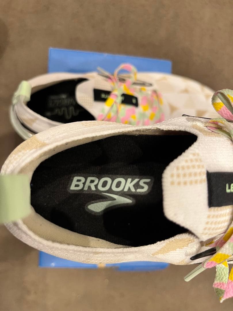 BROOKS レビテイトステルスフィット6 ホワイト／マルチ ２６cm