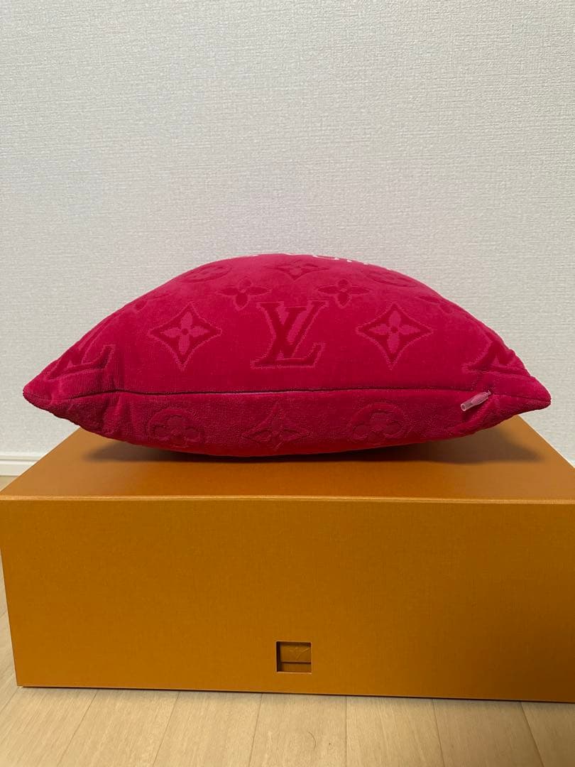 LOUIS VUITTON ルイヴィトン　ピンククッション　LV バケーション
