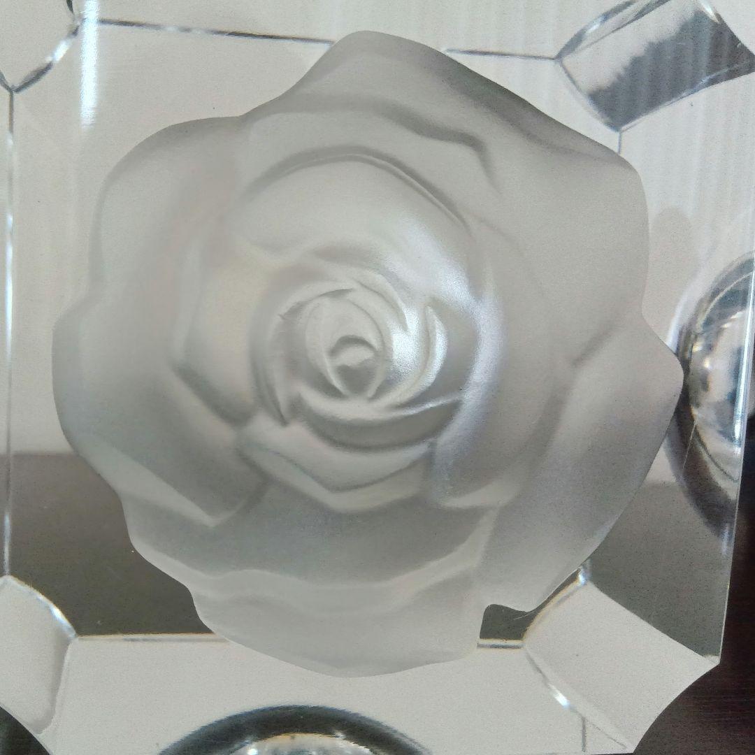 値下げ　クリスタル 浮きでる薔薇の彫刻が美しい置物・ボウル
