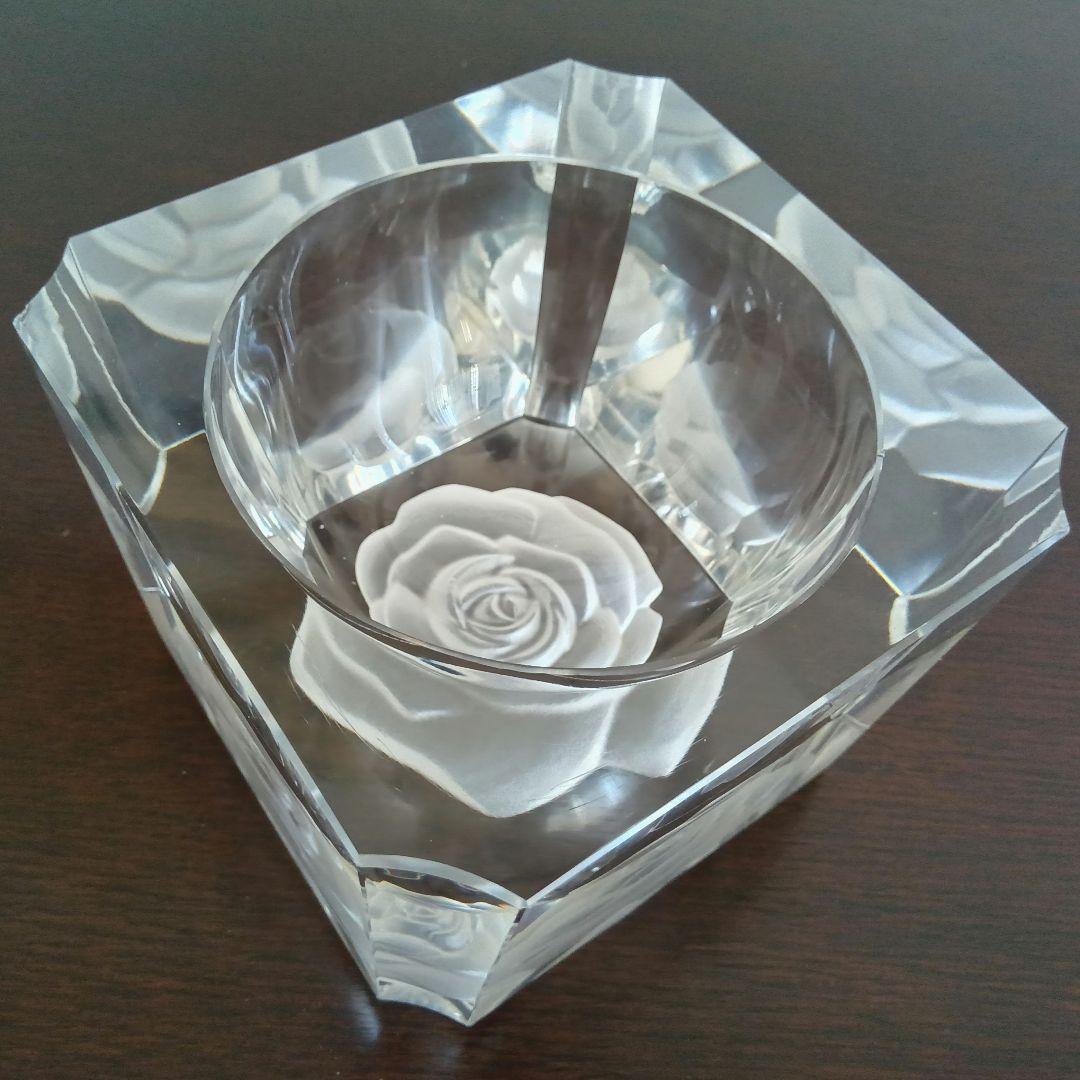 値下げ　クリスタル 浮きでる薔薇の彫刻が美しい置物・ボウル