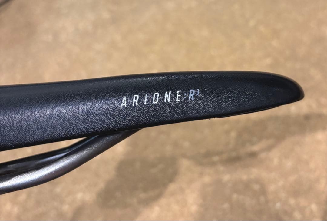 Fizik サドル ARIONE OPEN R3