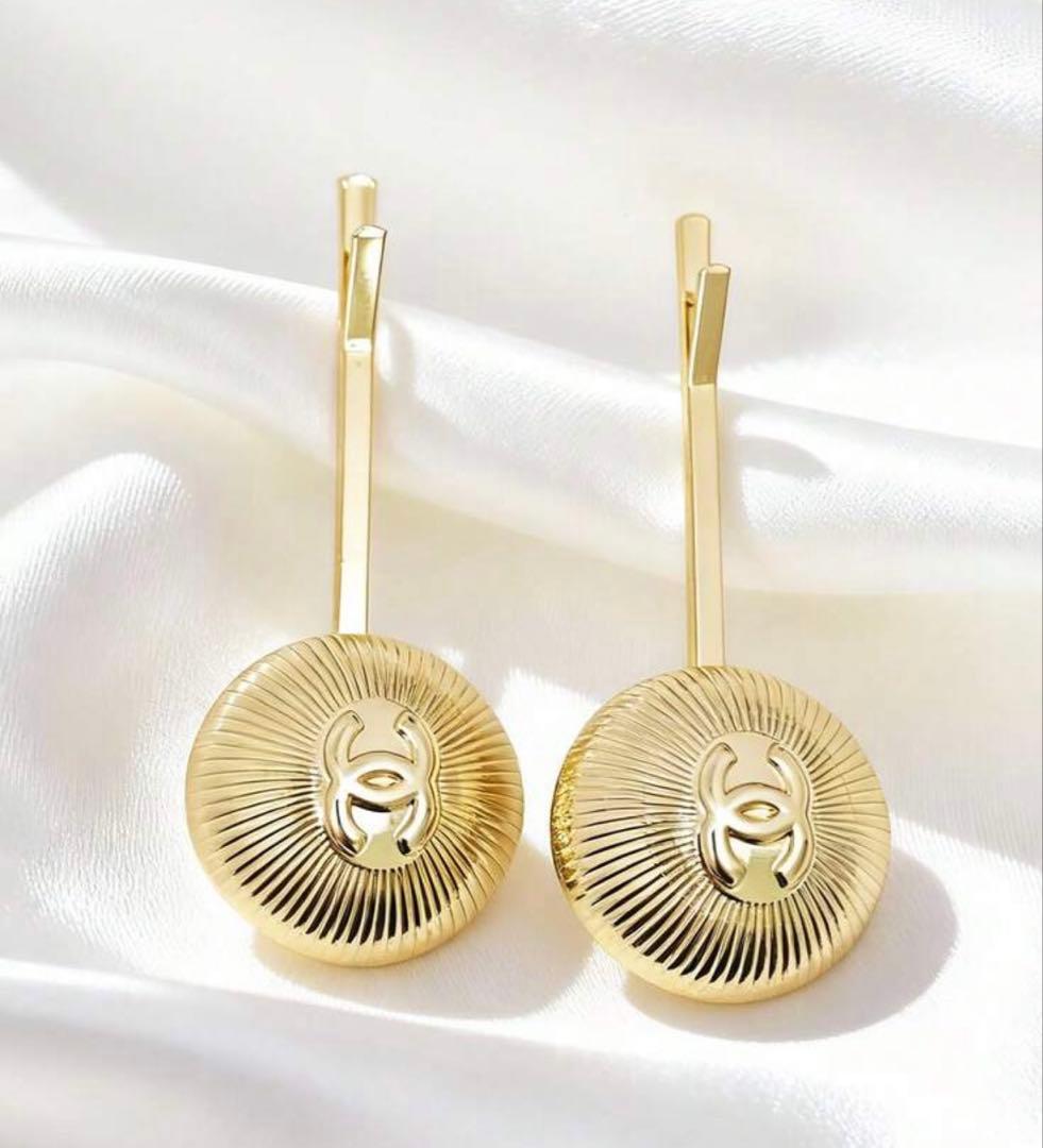 CHANEL ゴールドヘアピンロゴ入り