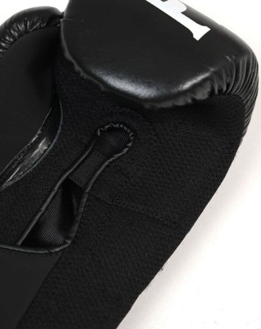 合成皮革製のブラックボクシンググローブ、PHATRNKモデル。