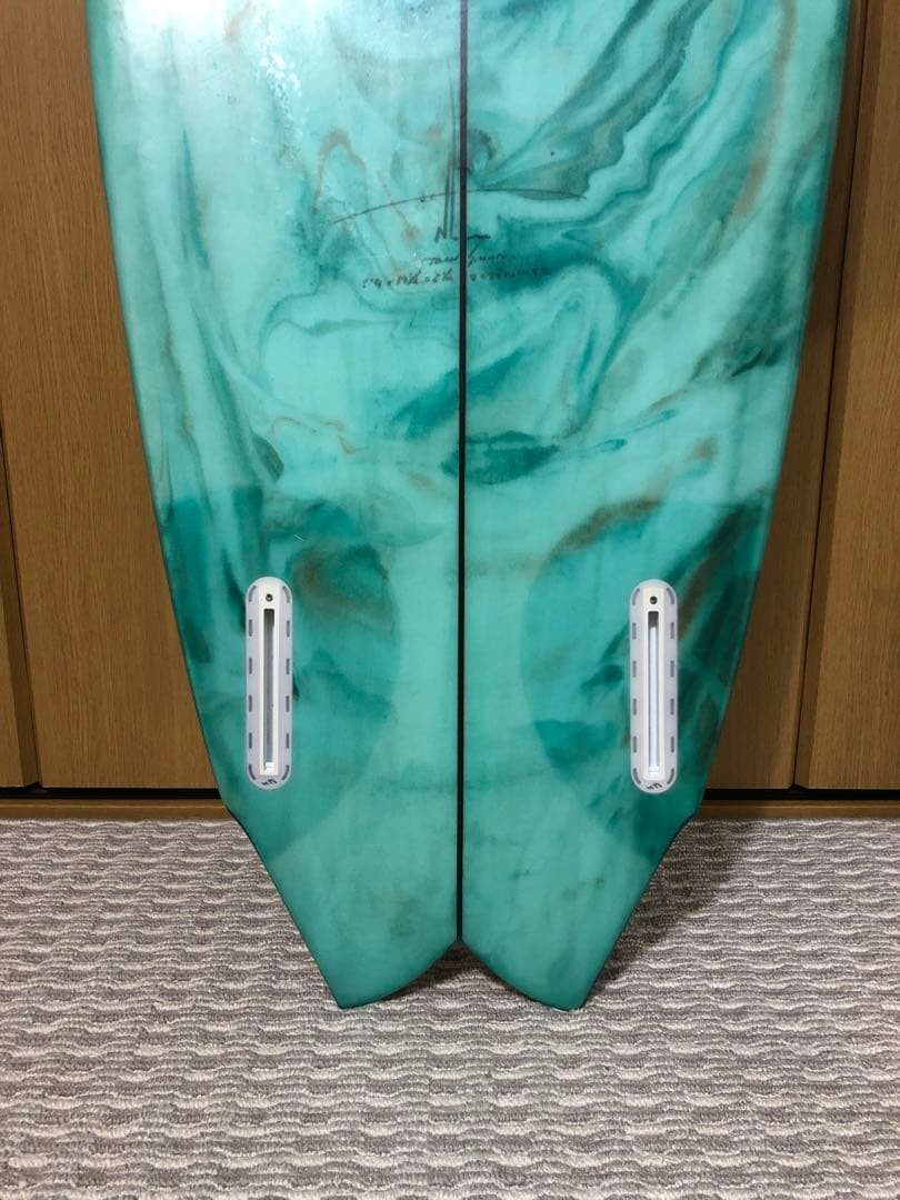 Albumサーフボード　Twinsman swirl tint 5’4