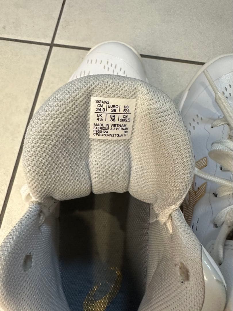 asics バスケットシューズ 24cm ホワイト/ゴールド