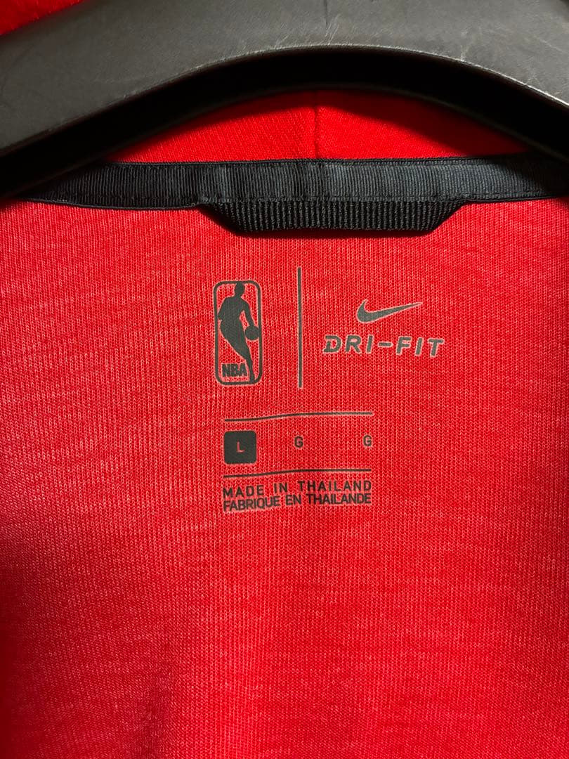 新品NIKE NBA シカゴ・ブルズ フード付きジャケット