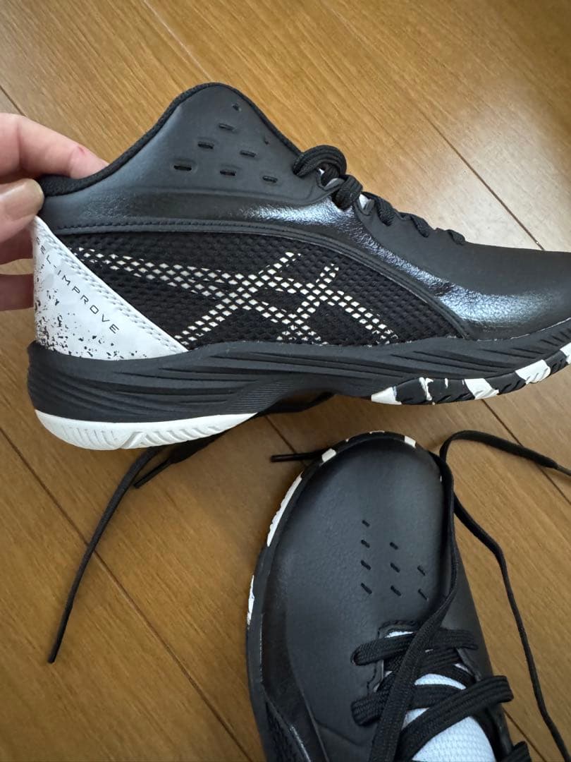 asics バスケットボールシューズ 黒と白 ハイカット