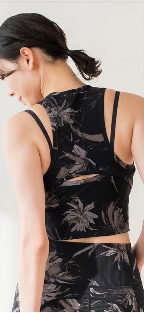 新品SUKALAブラ付きタンクトップ花柄黒ヨガLAVA