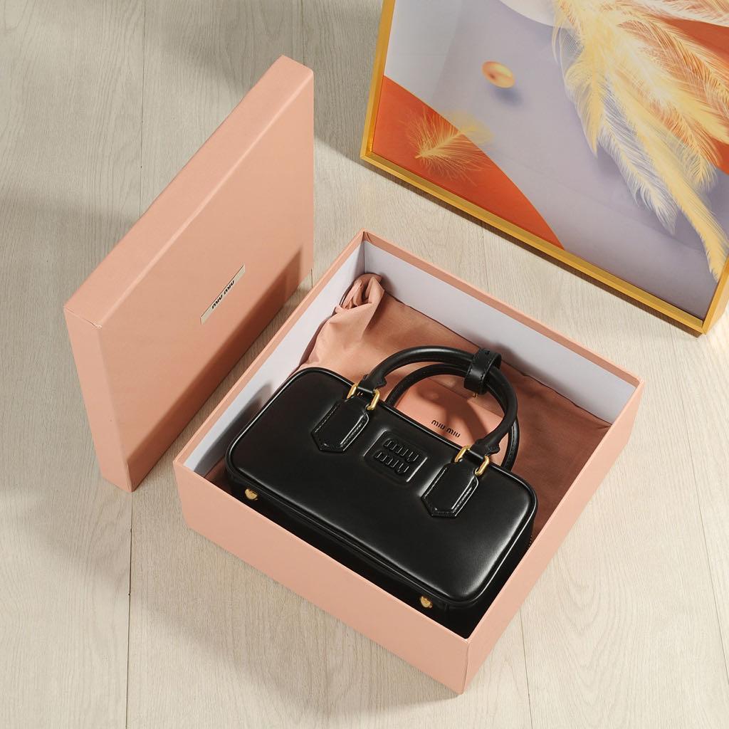 miu miu 黒レザー ハンドバッグ~~