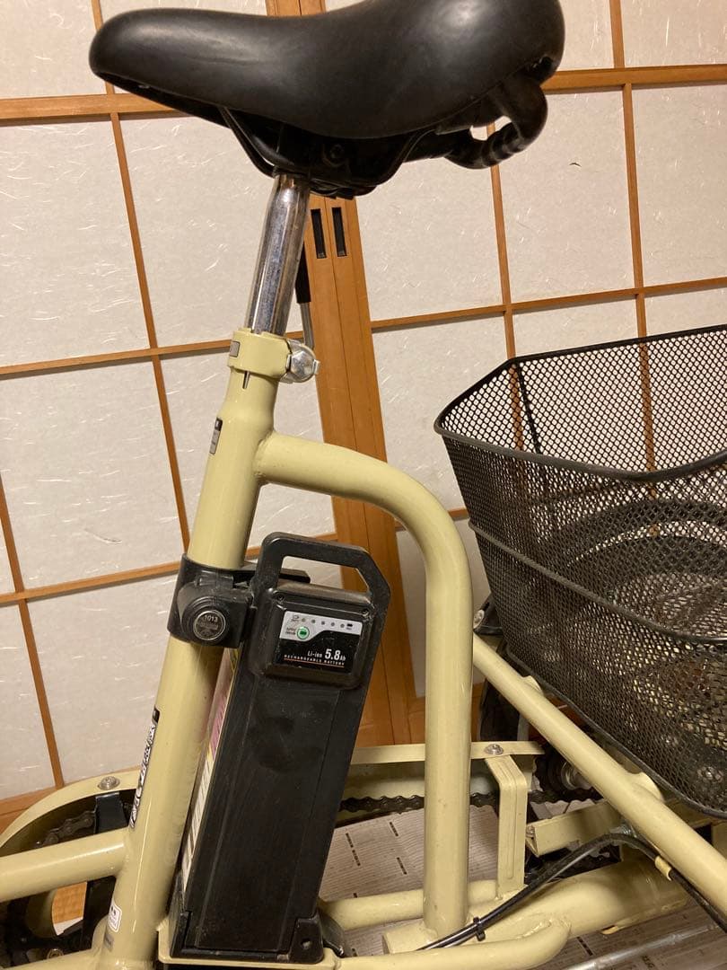 ノーパンク電動三輪車 クリーム色 前後バスケット付き