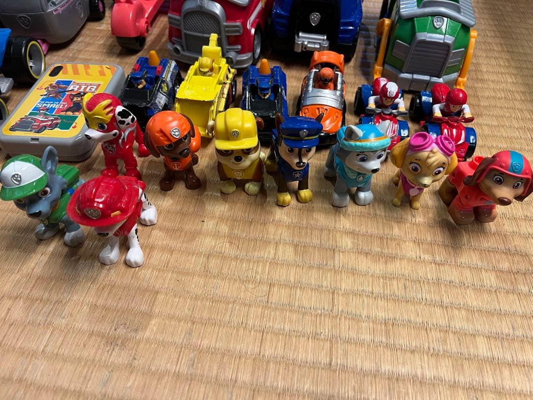 パウ・パトロール フィギュアと車両セット