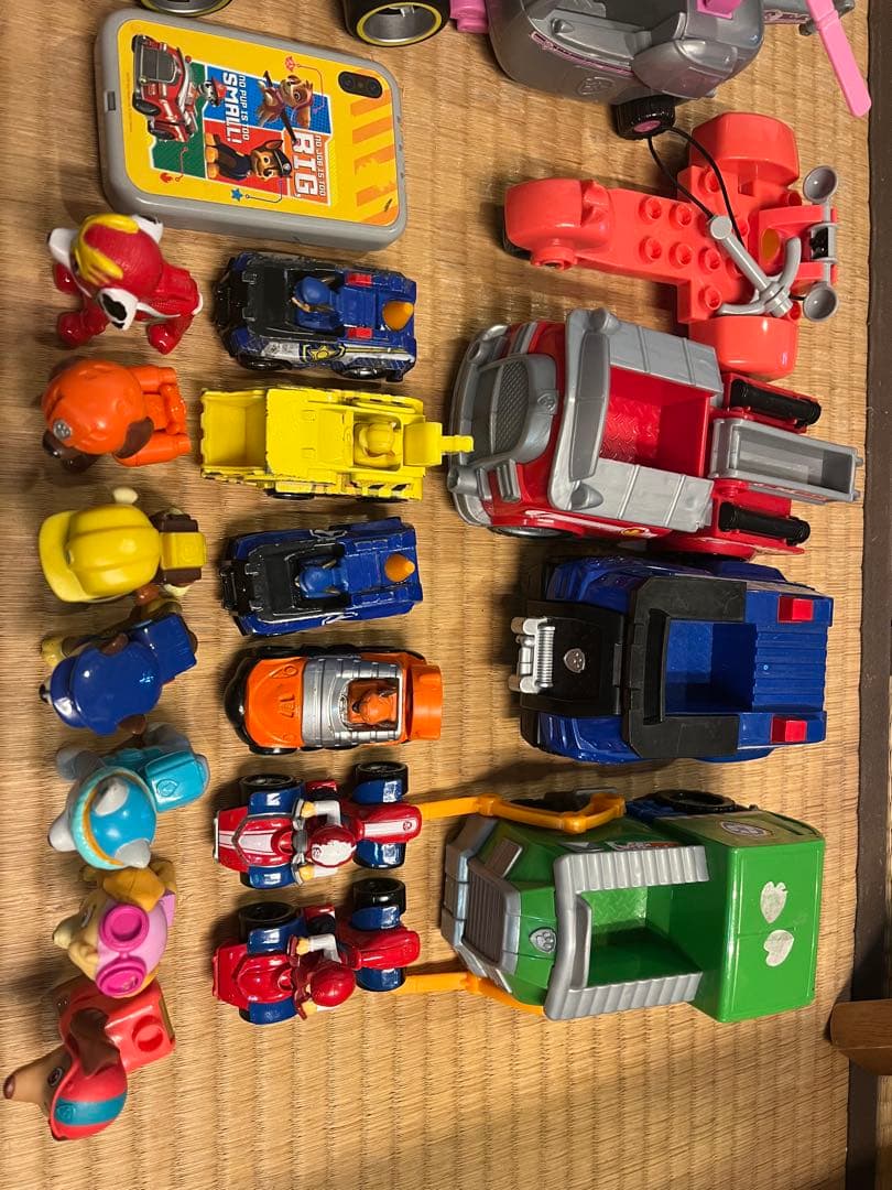 パウ・パトロール フィギュアと車両セット