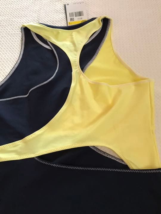 NIKE ナイキ テニスウェア　黒、黄色トップス　US-Sサイズ　新品