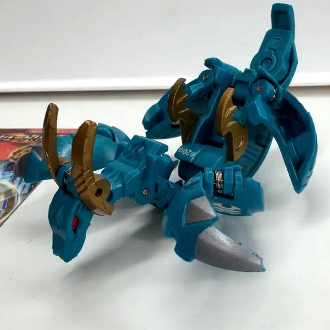 青色ロボットフィギュアとカード2枚