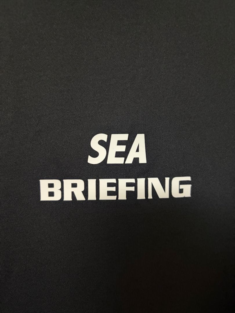 BRIEFING wind and sea モックネックシャツ