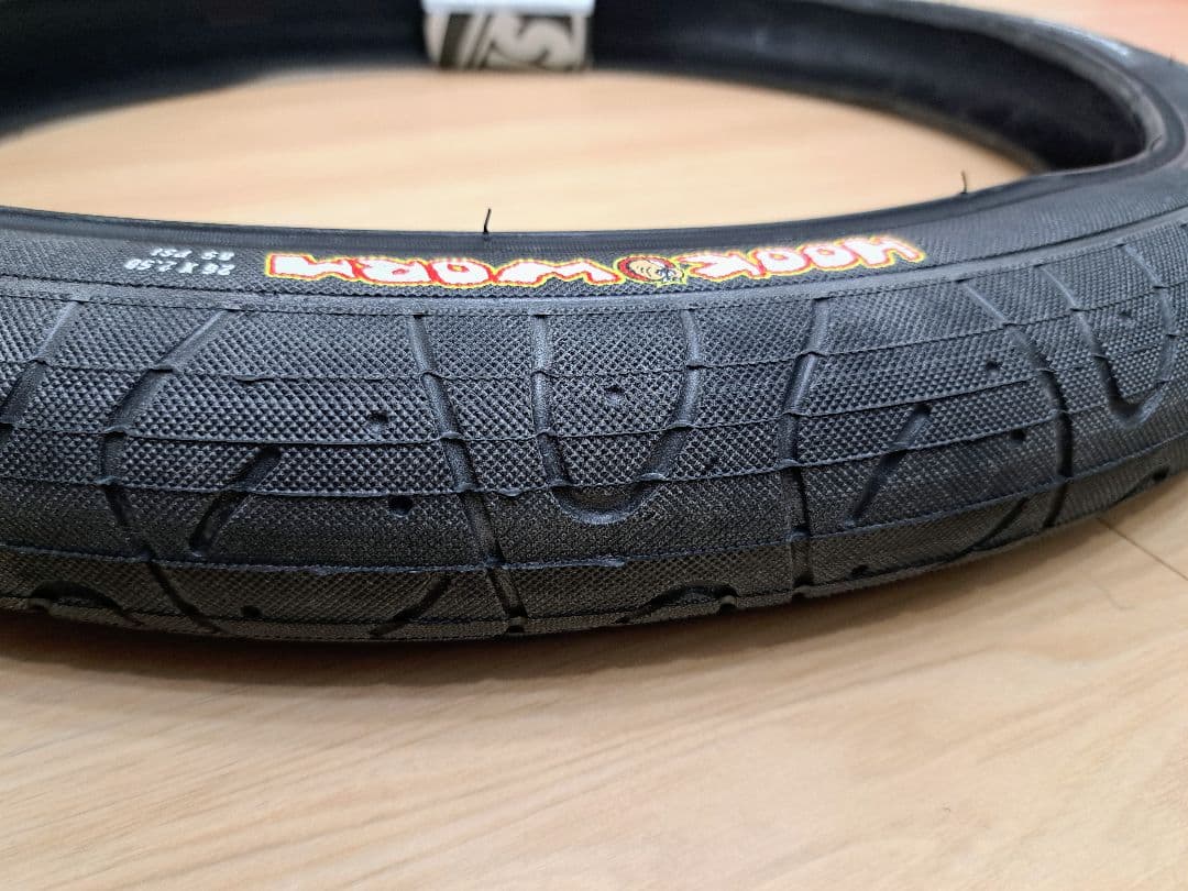 【未使用】MAXXIS(マキシス) フックワーム 26インチ 自転車タイヤ1本