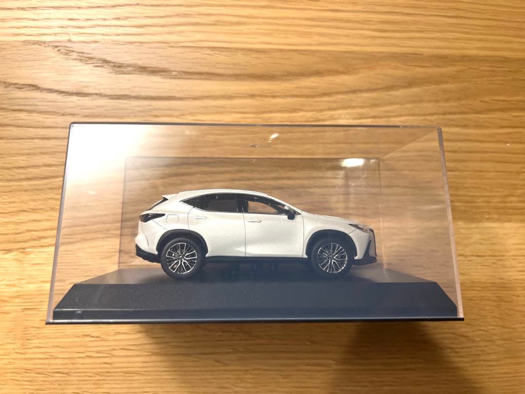 LEXUS NX 1/30スケール ミニカー ホワイト ディスプレイケース付き