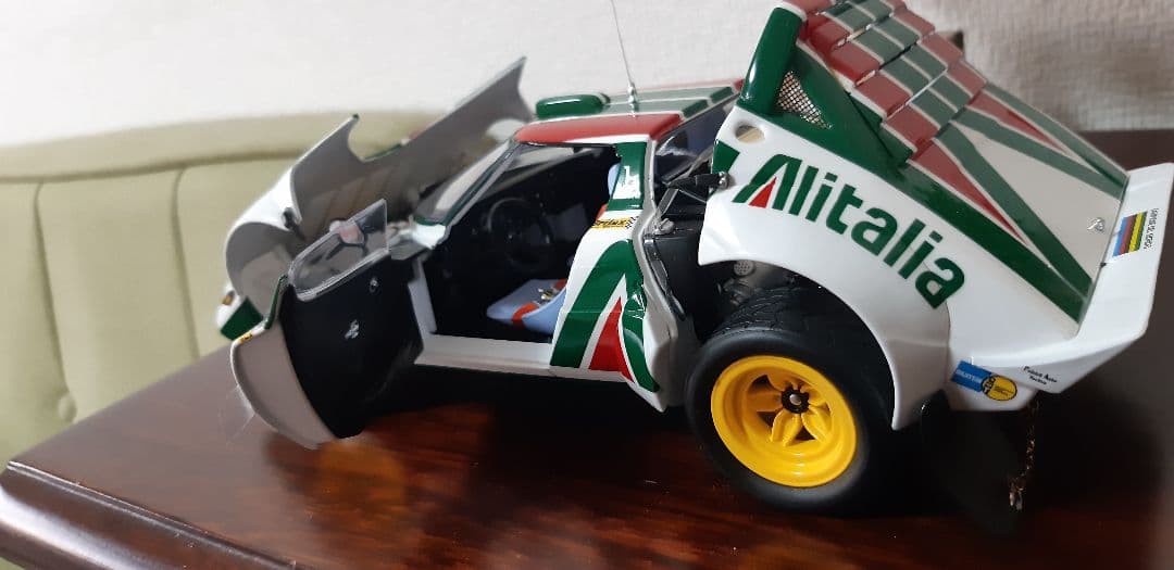 京商18分の1ミニカー ランチアストラトス　　アリタリア-カラー