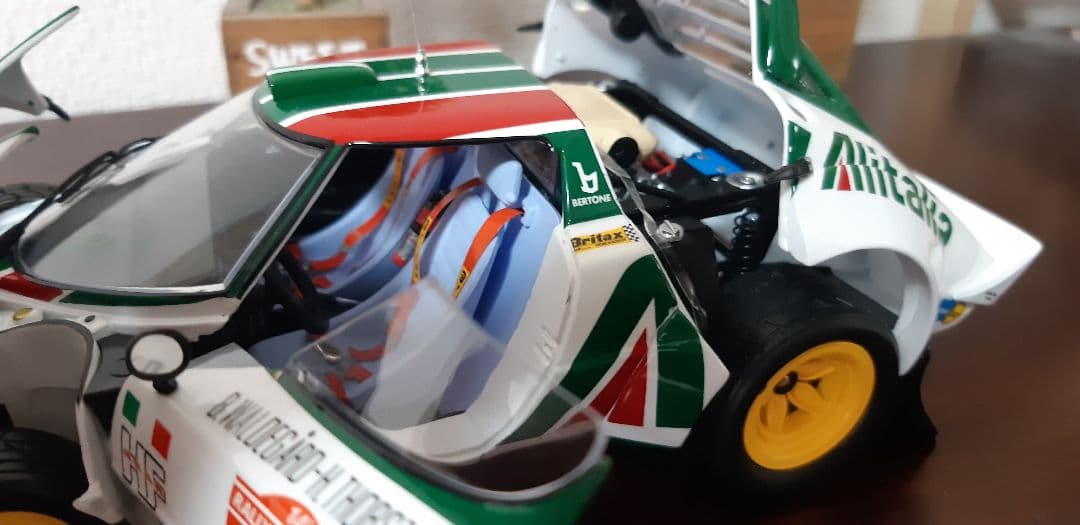 京商18分の1ミニカー ランチアストラトス　　アリタリア-カラー