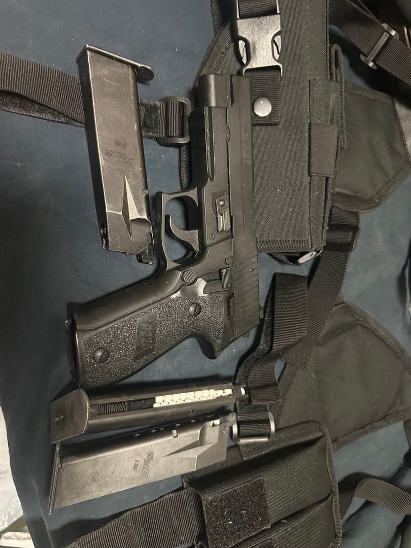 マルイ　P226 ガスガン 2マガジン ホルスター付き