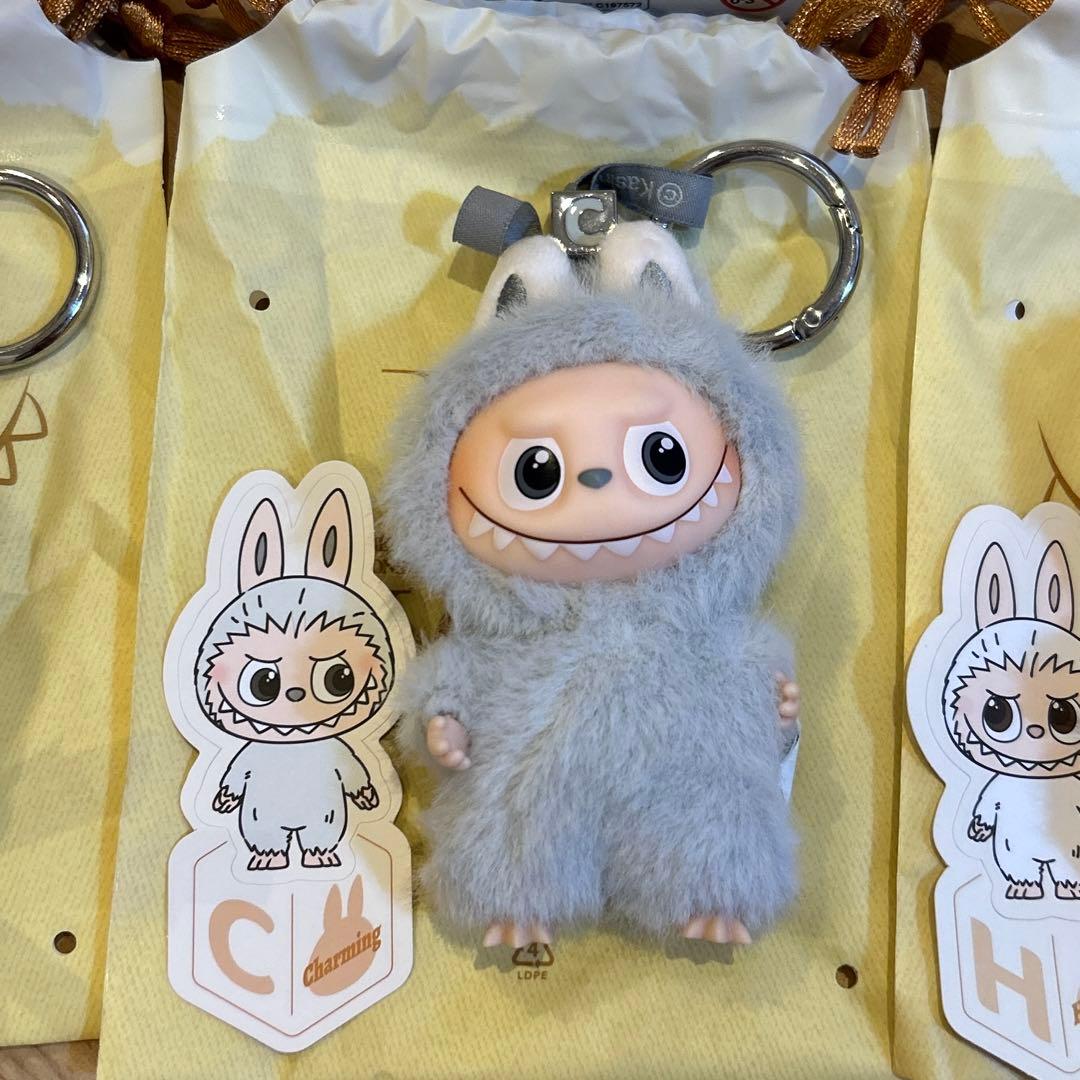 PIN FOR LOVE イニシャルラブブ ぬいぐるみペンダント　A.C.H.J